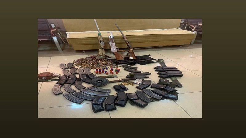 پۆلیسى سلێمانى لە ماڵێکدا دەستبەر سەدان پارچە چەکدا دەگرێت